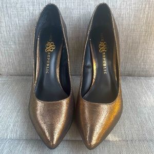 NWOT Rock & Republic Metallic Gold Bronze Ultra High Heel Stilettos - Size 8.5